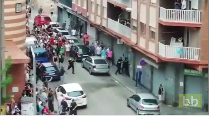 En colère des voisins attaquent un immeuble occupé par des squatteurs en Espagne.