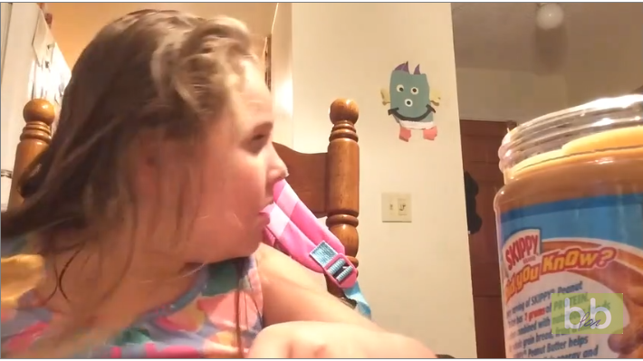 Un tremblement de terre interrompt cette fille en plein tuto sur internet