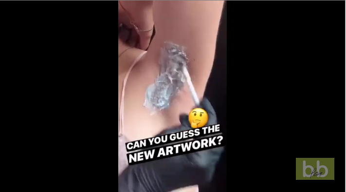 Une femme lance la mode des tresses sous les aisselles