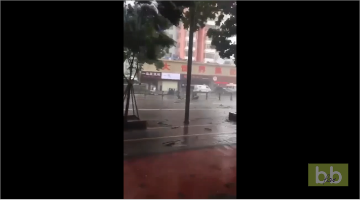 Quand une femme se fait emporter par un typhon à Hong Kong