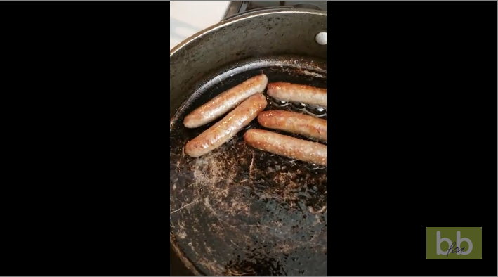 Des vegans affirment que des saucisses crient de douleur lors de la cuisson !