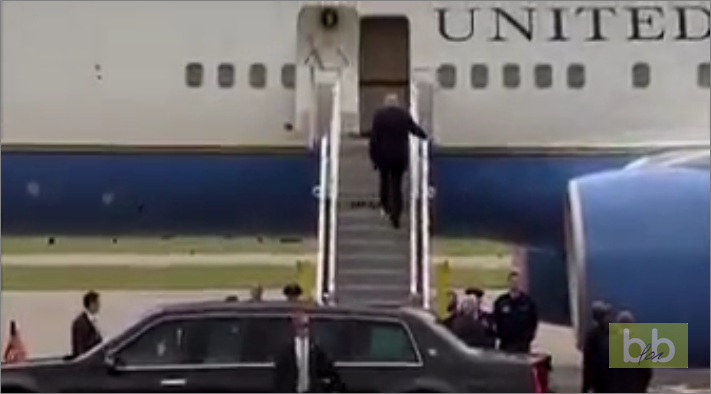 Donald Trump avec du papier toilette sous une chaussure