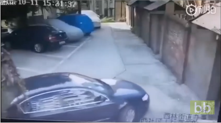 Pas de places au Parking ? Poussez la voiture déjà garée !