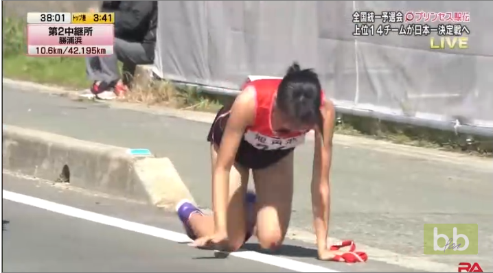 Victime d’une fracture, Rei Lida termine un marathon relais à quatre pattes