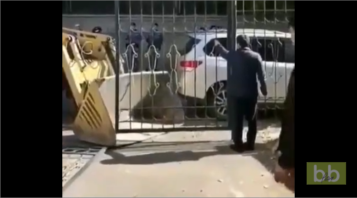 Régis souhaite soulever un portail avec un tractopelle