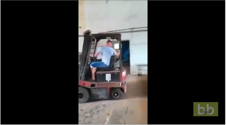 Régis veut détruire un mur en fonçant dessus avec un chariot élévateur