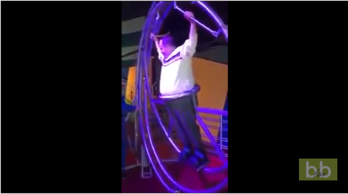 Un homme a oublié un petit détail important lors d&rsquo;une attraction…