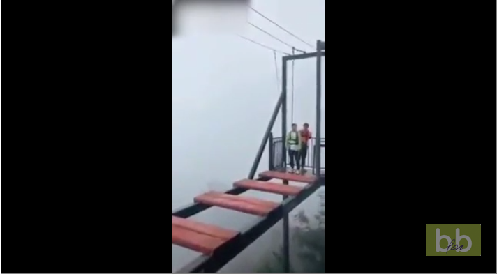 Un homme découvre qu’il était mal attaché sur une attraction et qu’il aurait pu tomber dans le vide