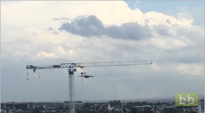 Un avion-cargo militaire survole Brisbane à basse-altitude…