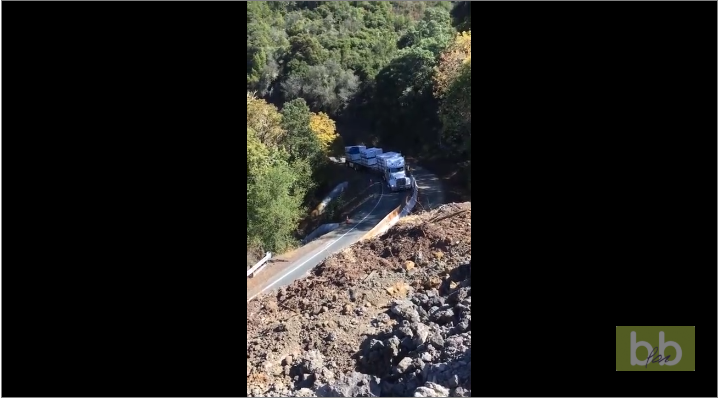 Un camion remorque a un gros souci dans une descente