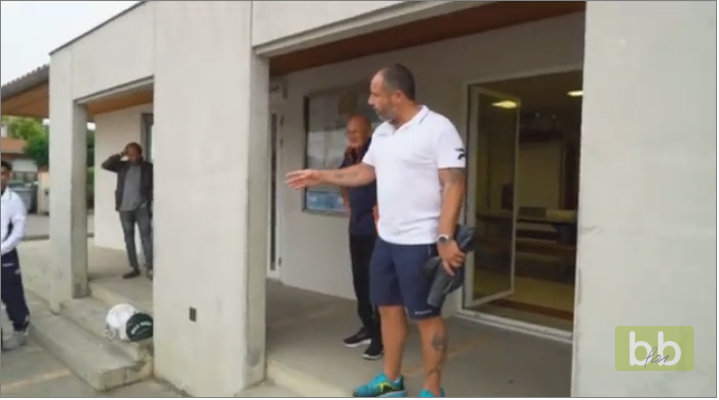 Un entraîneur de foot sermonne des jeunes joueurs en retard