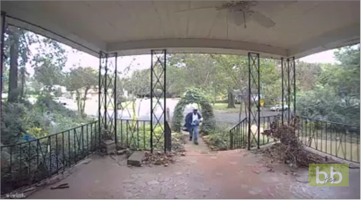 Un facteur urine dans l’allée d’une maison alors qu&rsquo;il dépose du courrier.