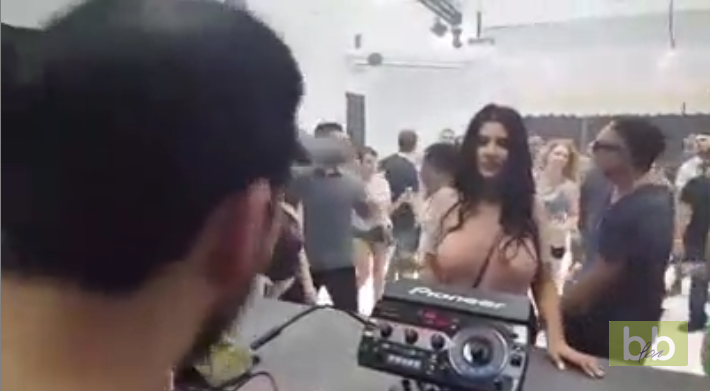 Une femme donne chaud à un DJ