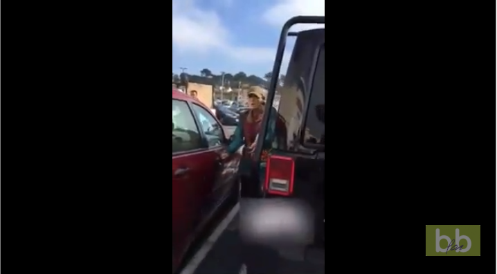 Une femme pète les plombs contre un automobiliste mieux garé qu’elle sur un parking