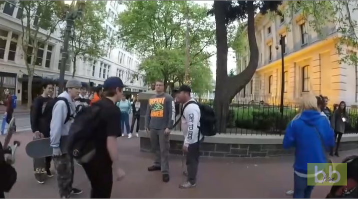 Un garde du corps arrête un coup de poing d’un manifestant avec sa main