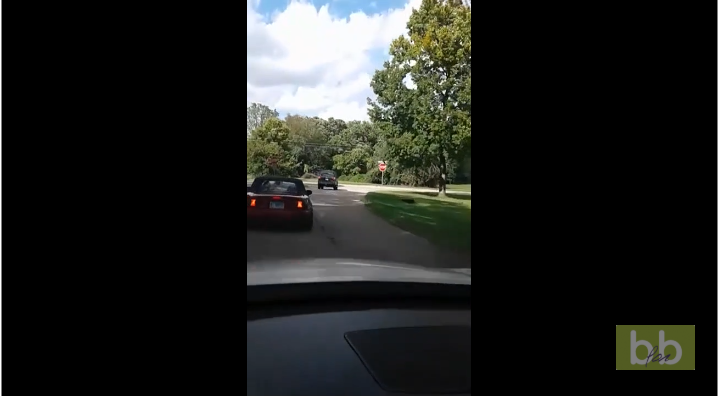 Un homme poursuit un automobiliste qui a pris la fuite après l’avoir percuté…