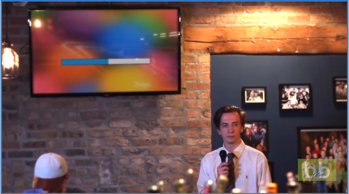 Cet homme a fait un très mauvais choix au karaoké et c&rsquo;est hilarant !