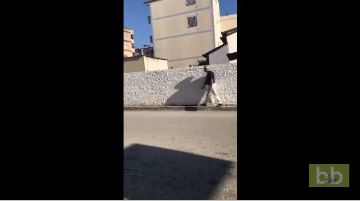 Sa mission suprême ne pas marcher sur la route