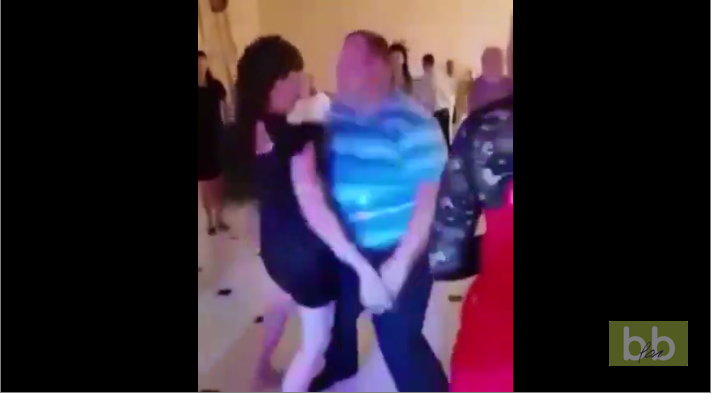Un homme s’enflamme un peu trop sur la piste de danse lors d’un mariage…