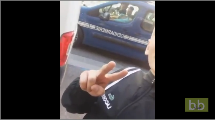 Faire un selfie avec les gendarmes… Mauvaise idée !!