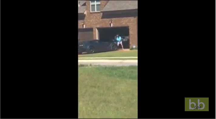 Une femme détruit la voiture de sport de son mari après avoir découvert qu’il la trompait