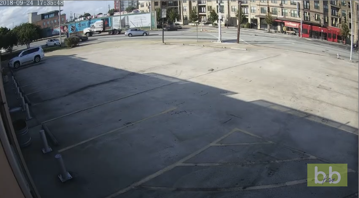 Une voiture chute de 10 mètres et retombe sur le toit après la perte de contrôle du conducteur