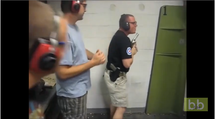 Cet instructeur de tir se rate avec son 44 Magnum… Dangereux l&rsquo;instructeur !!