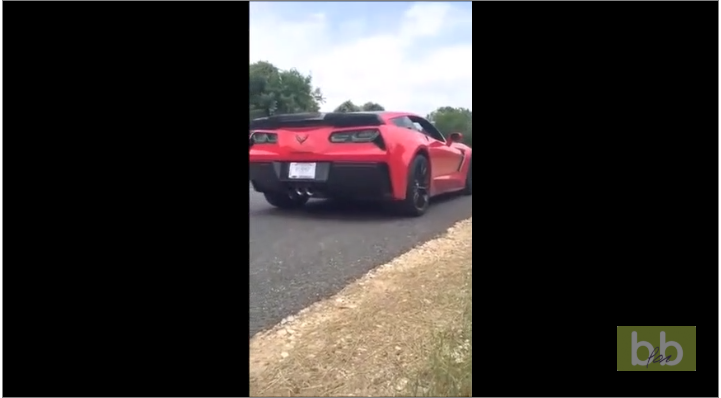 Première sortie avec sa Corvette neuve il se rate en ligne droite