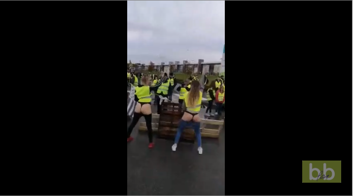 Deux femmes en Gilets Jaunes montrent leurs fesses.