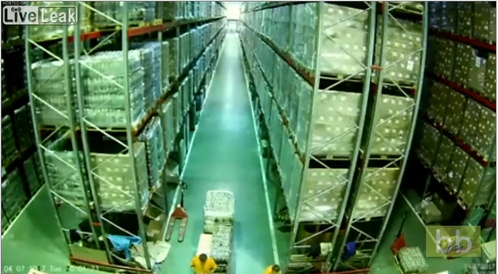 Effondrement géant d&rsquo;un stock dans un entrepôt.