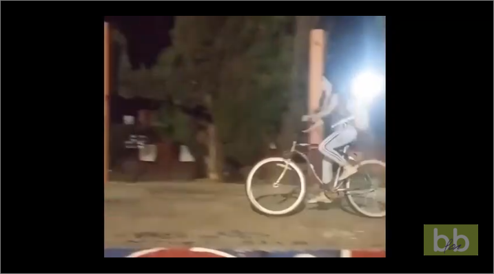 Faceplant , elle tente un saut en vélo et se fracasse la tête la première sur le bitume