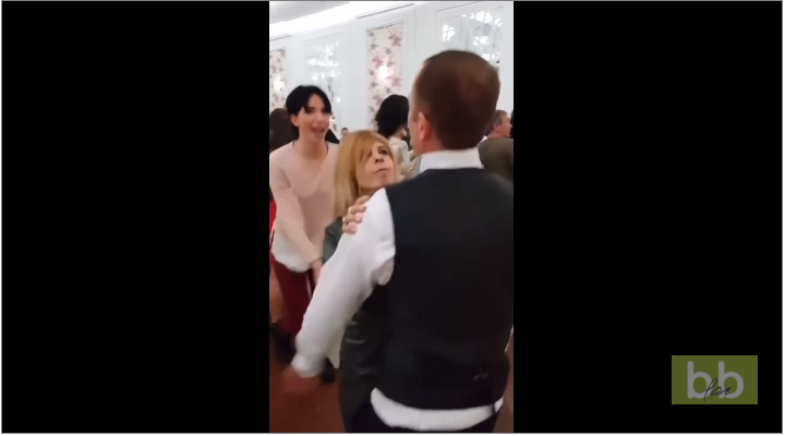 Femme très très jalouse à un mariage