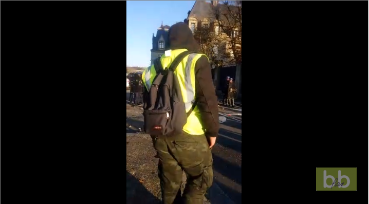 Un Gilet Jaune reçoit un tir de flashball en plein visage