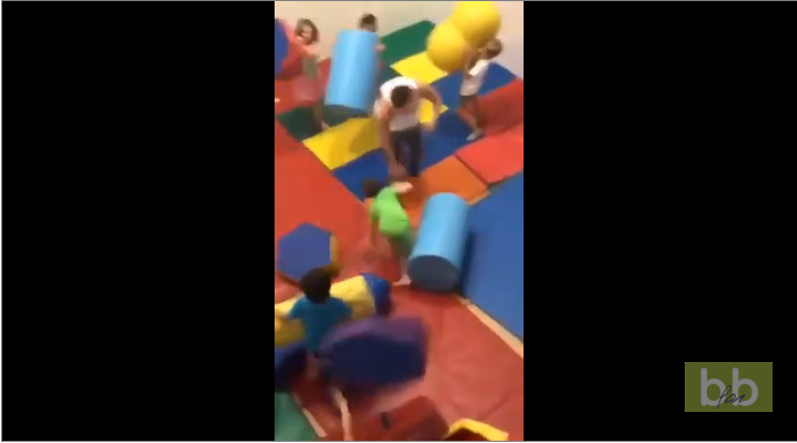 Un adulte est sans pitié avec des enfants dans une aire de jeux