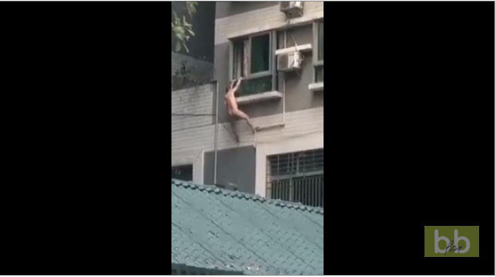 Un amant tente de prendre la fuite dans le plus simple appareil !