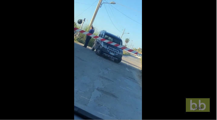 Un automobiliste bloqué à un passage à niveau pense qu’un petit coucou va faire arrêter le train