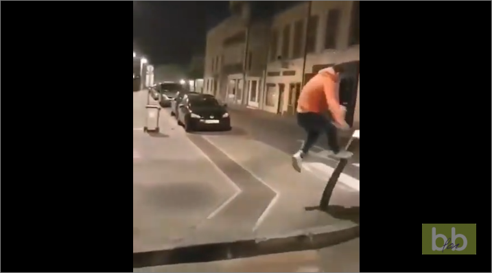 Mettre un coup de pied dans ce poteau n’est pas une bonne idée