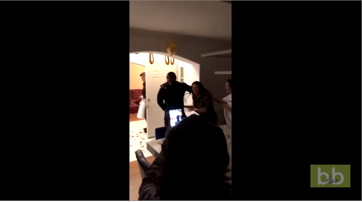 Un homme a une curieuse de réaction lors d&rsquo;une surprise pour son anniversaire