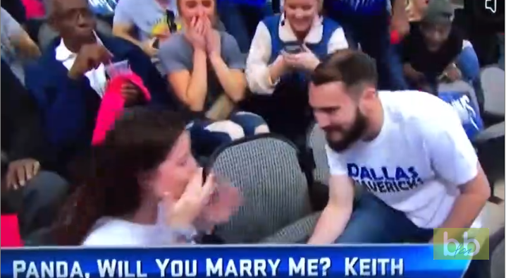 Un homme a une drôle de réaction devant une demande en mariage