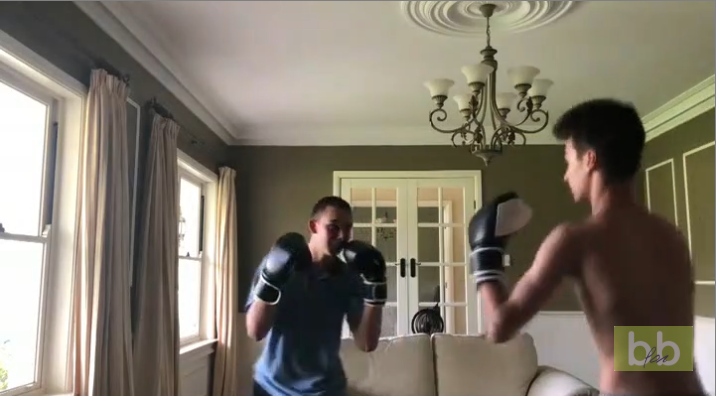 Quand deux jeunes boxent dans le salon…