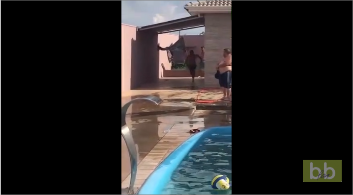 Cet homme a mal calculé sa glissade sur le sol mouillé