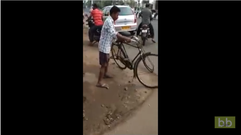 Un homme ivre tente de reprendre la route à vélo