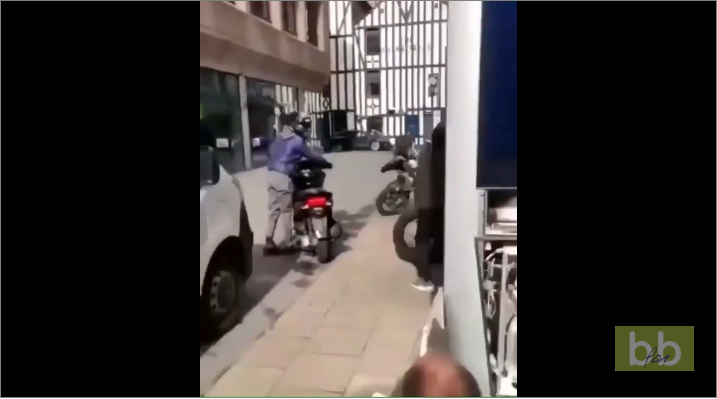 Des hommes volent une moto garée dans la rue en pleine journée devant les passants