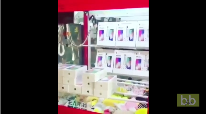 Un petit malin a trouvé comment faire tomber tous les téléphones dans une machine à pince