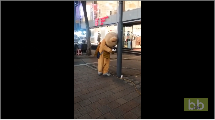 Une mascotte est blasée de distribuer des flyers dans la rue
