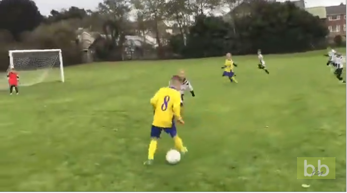 Un papa aide son fils gardien de but à arrêter un tir