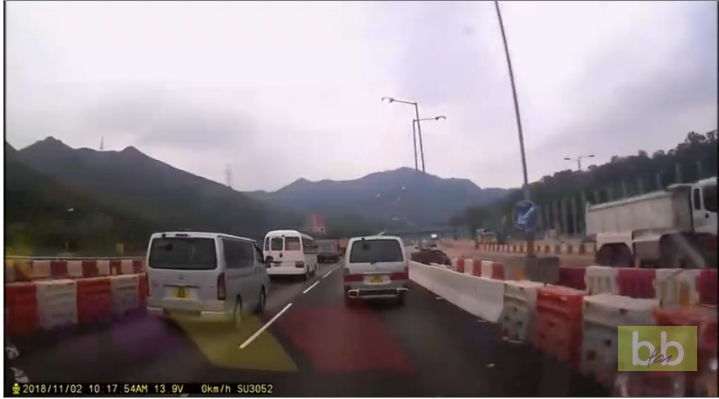 Une voiture sort de nulle part et vient percuter une autre voiture sur une voie rapide