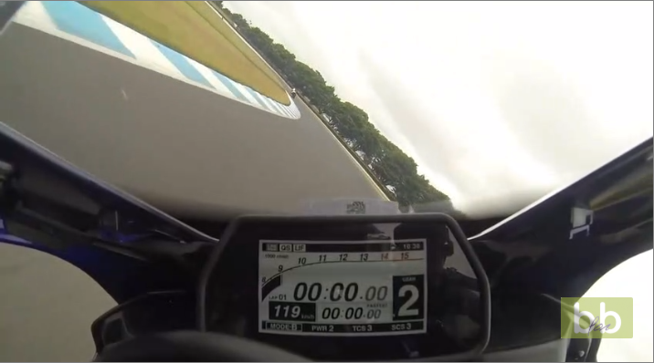 Deux pilotes moto se percutent et chutent à cause d’un… oiseau !