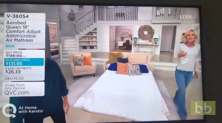 Une présentatrice d’un télé-achat monte sur un matelas gonflable en talons