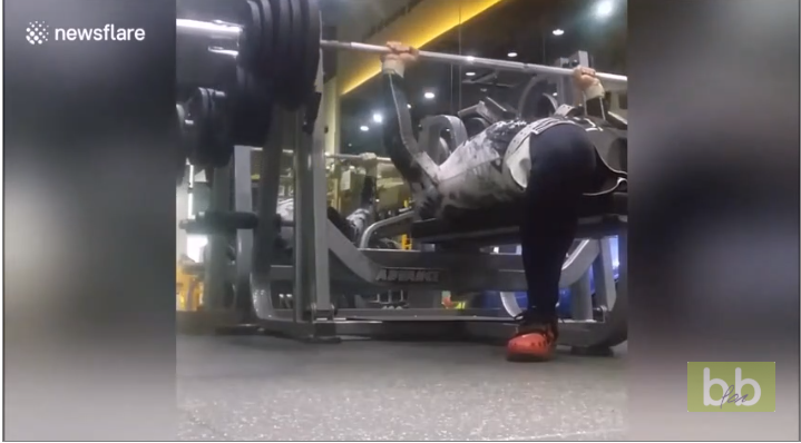 Il tente de soulever une barre bien trop lourde au développé couché !